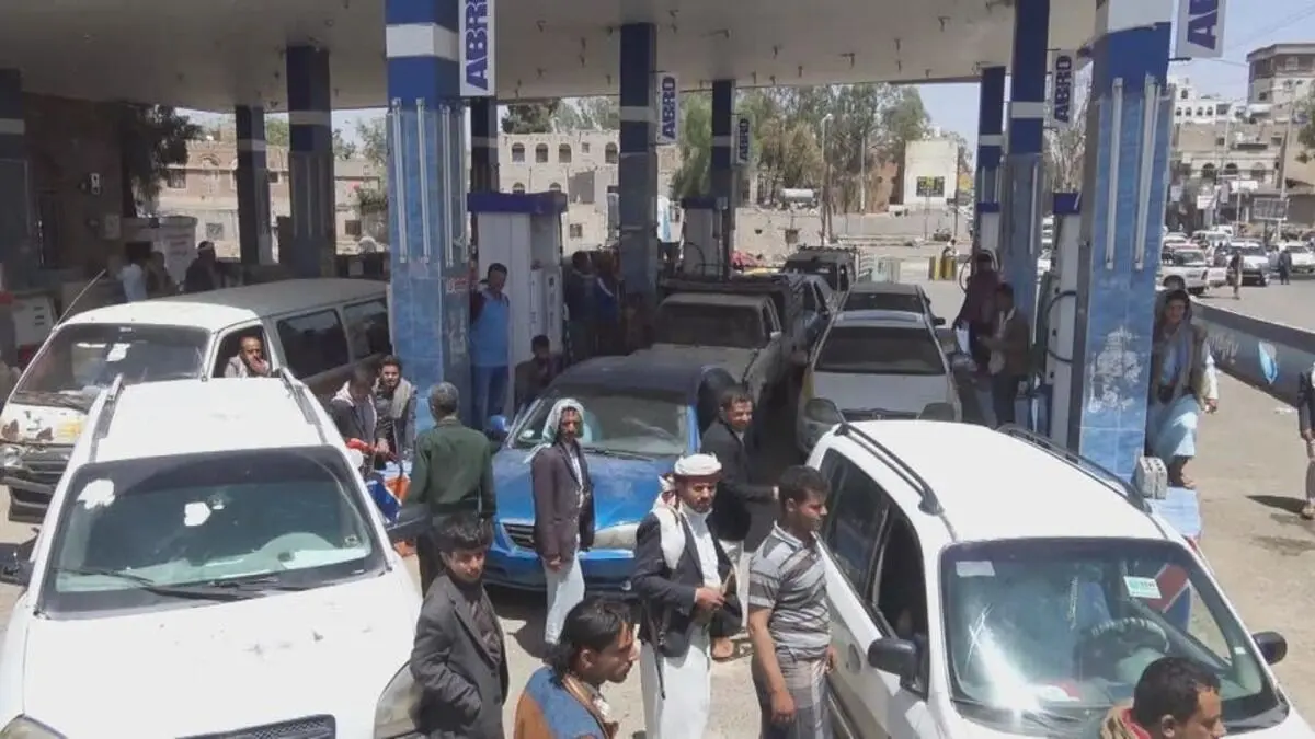 (ویدئو) صف طولانی خودروها مقابل پمپ بنزین در صنعا