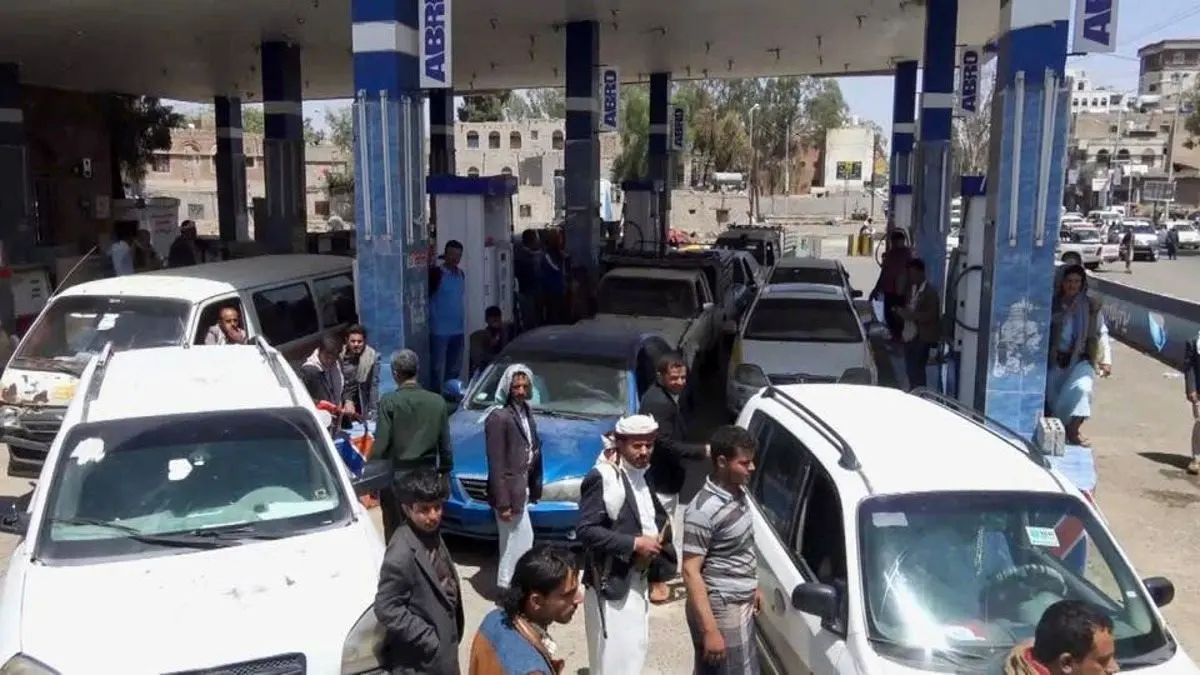 (ویدئو) صف طولانی خودروها مقابل پمپ بنزین در صنعا