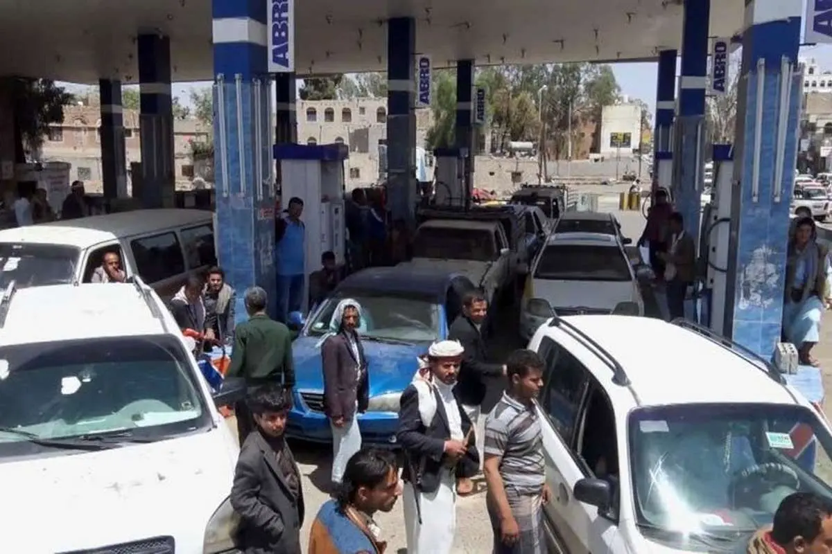 (ویدئو) صف طولانی خودروها مقابل پمپ بنزین در صنعا