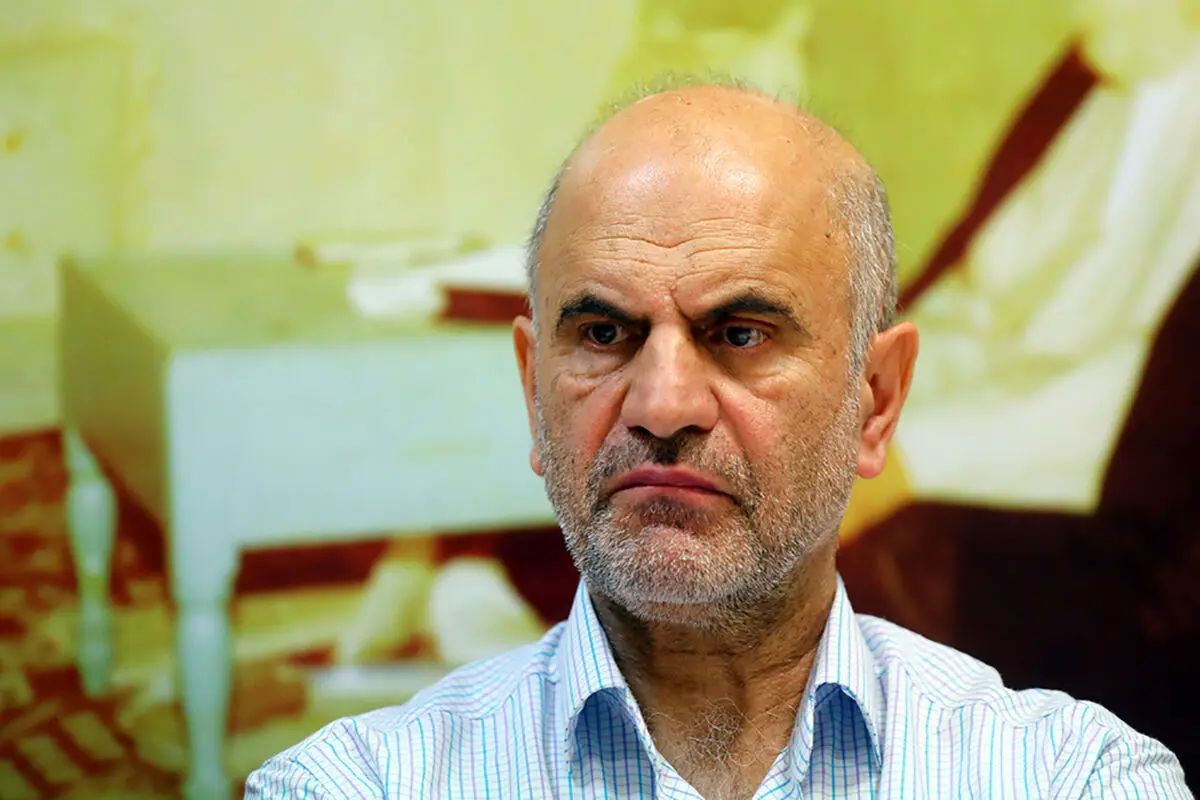 فرشاد مومنی: از ثروتمند‌هایی که مانند زالو به جان اقتصاد افتاده‌اند مالیات نمی‌گیرند
