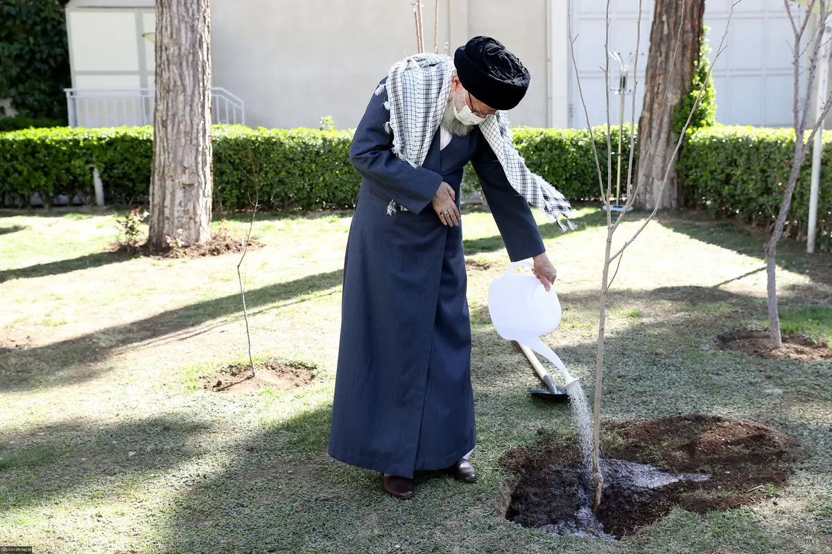(تصاویر) کاشت نهال به مناسبت روز درختکاری توسط رهبر انقلاب