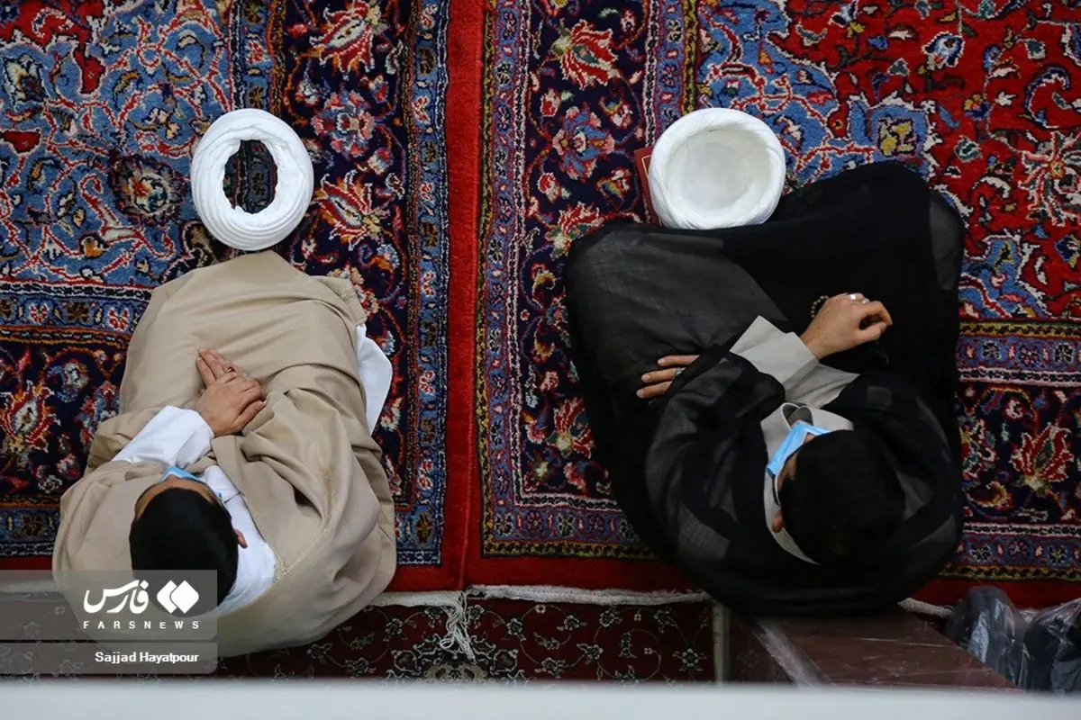 (تصاویر) عمامه گذاری طلاب قم توسط آیت‌الله مکارم شیرازی