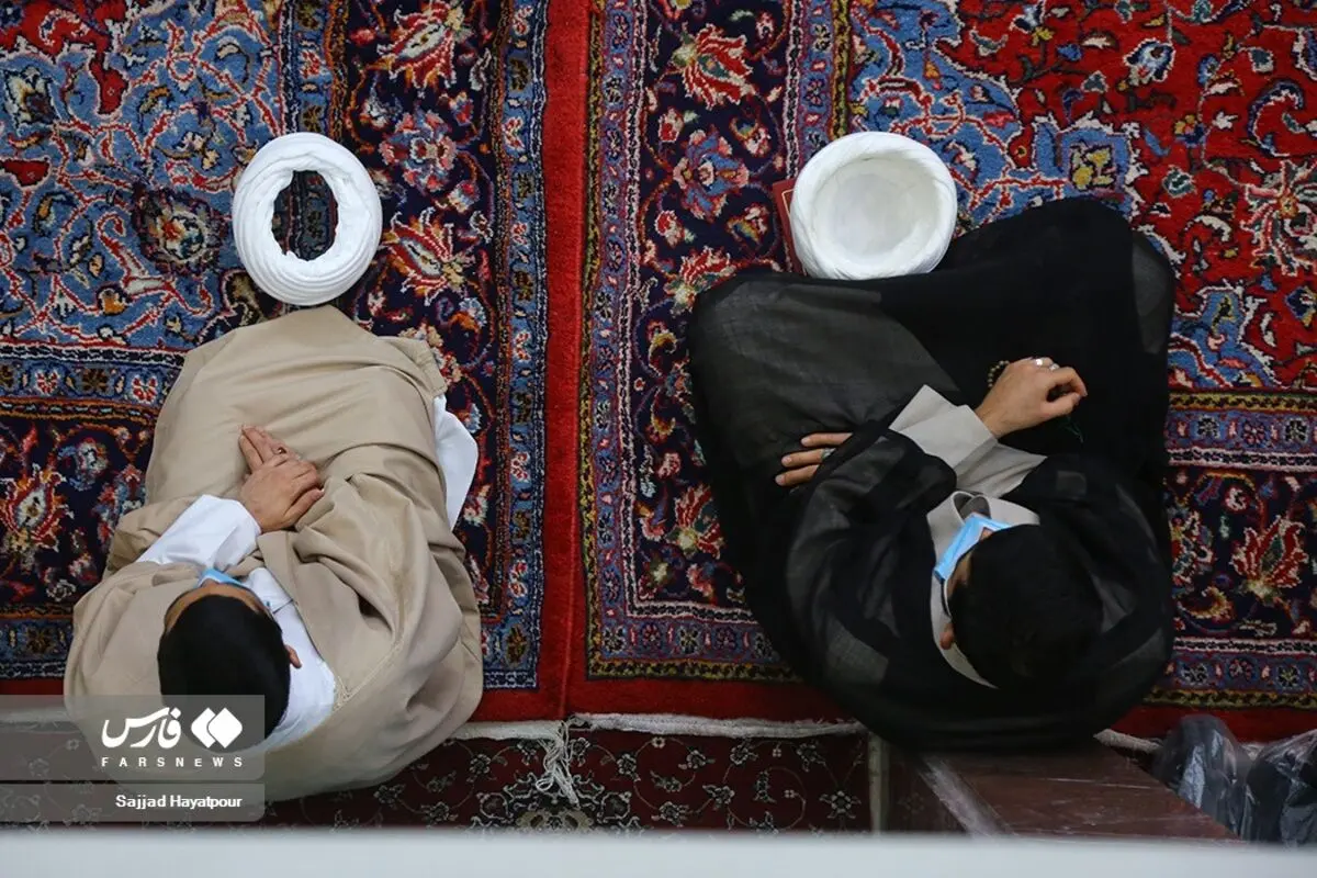 (تصاویر) عمامه گذاری طلاب قم توسط آیت‌الله مکارم شیرازی