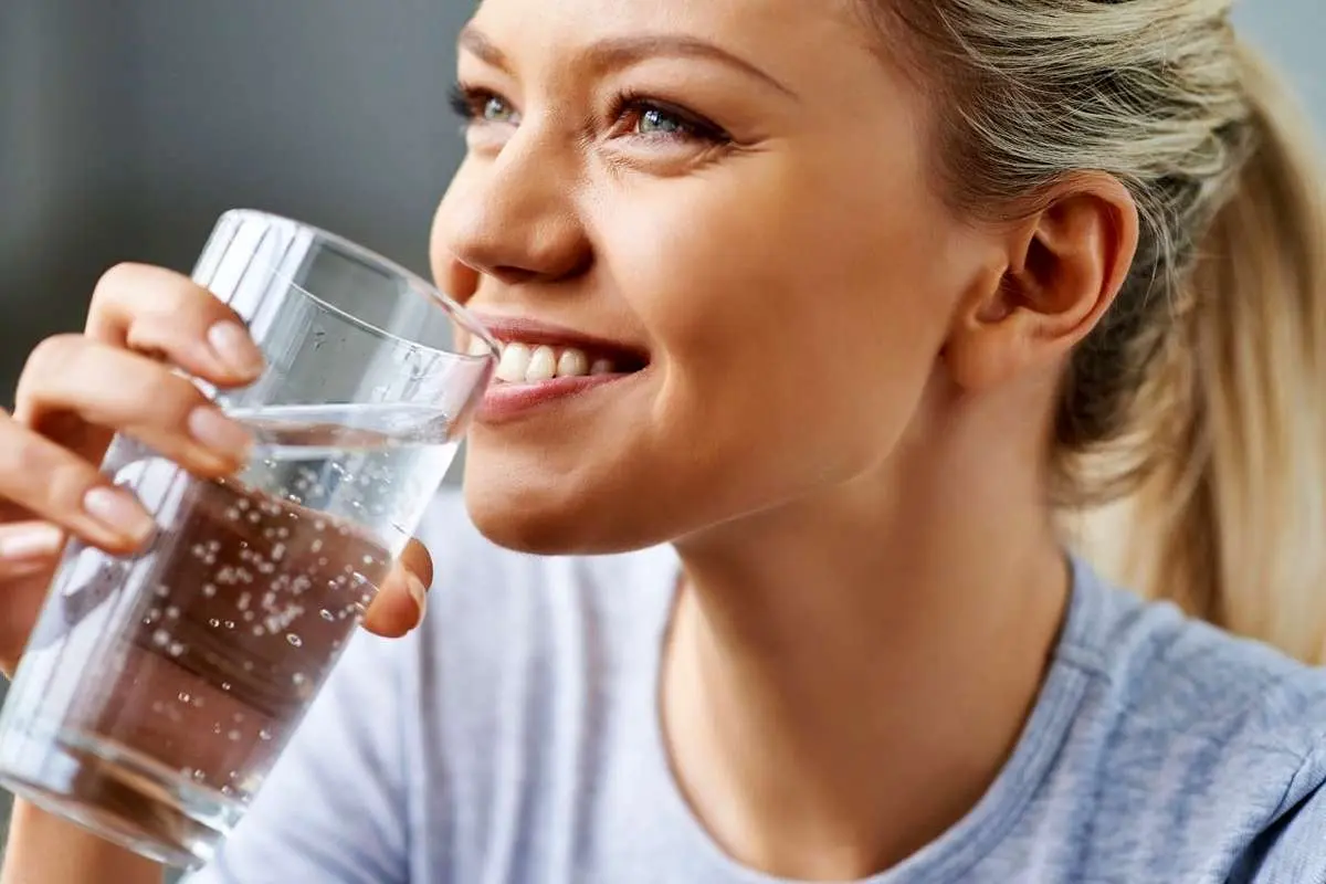 ۵ تاثیر شگفت انگیز نوشیدن آب روی مغز