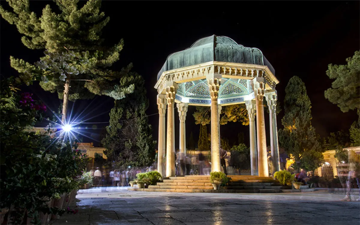 تصاویری تاسف‌بار از ورود گردشگران به حافظیه