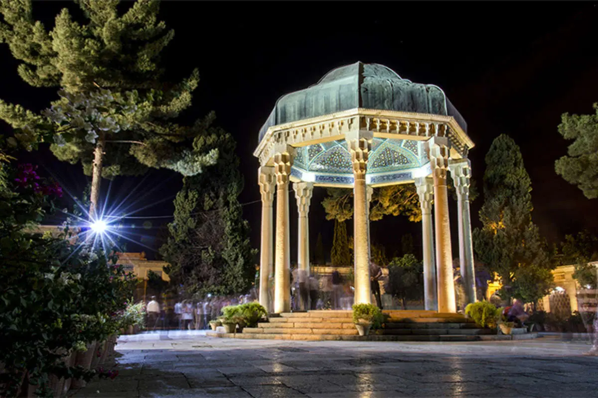 تصاویری تاسفبار از ورود گردشگران به حافظیه