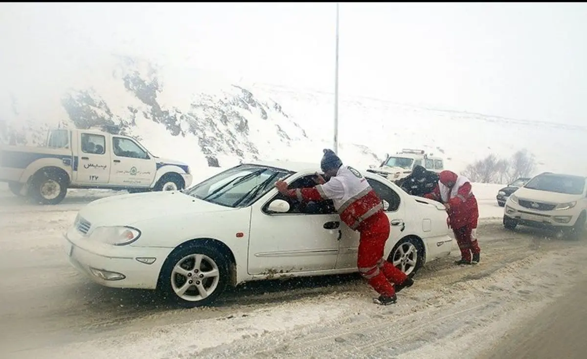 (ویدئو) بارش شدید برف و گیرکردن مسافران در جاده