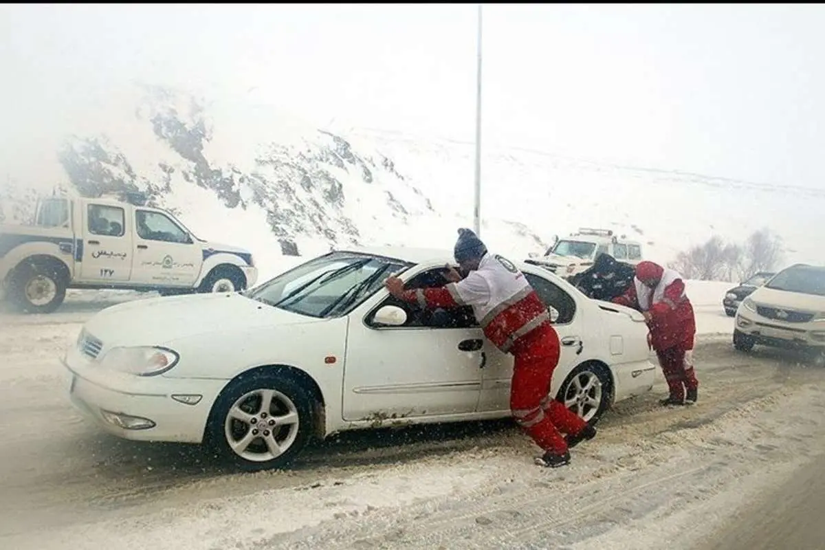 (ویدئو) بارش شدید برف و گیرکردن مسافران در جاده