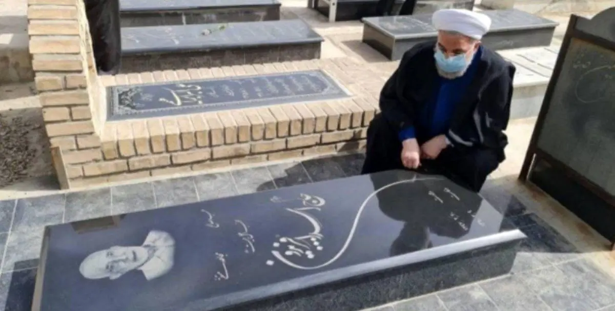 (تصویر) روحانی بر سر مزار والدین