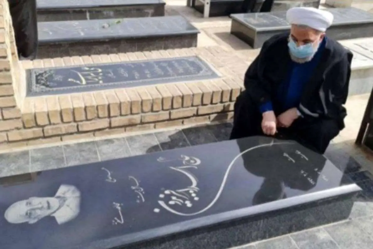 (تصویر) روحانی بر سر مزار والدین