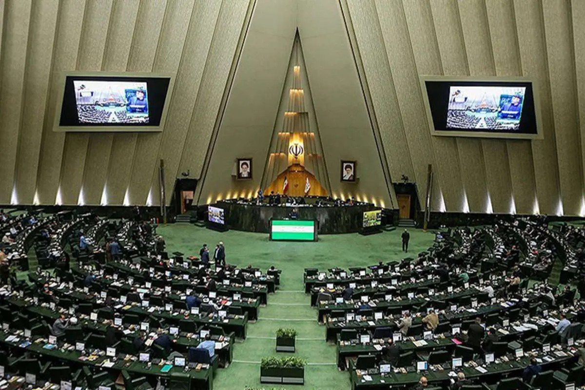 حضور وزرای دولت در مجلس برای بررسی حواشی بازی ایران و لبنان