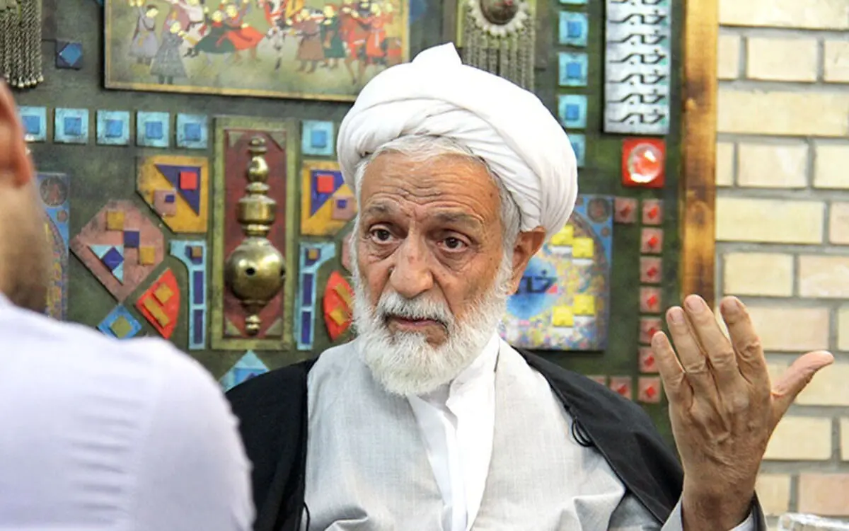 «پوشش مردان فوتبالیست طوری است که خانم‌ها نباید ببینند»