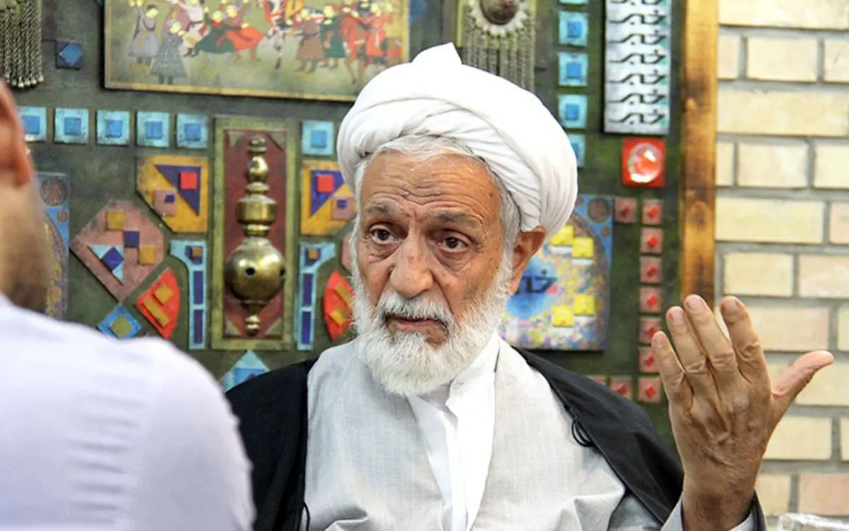 «پوشش مردان فوتبالیست طوری است که خانم‌ها نباید ببینند»