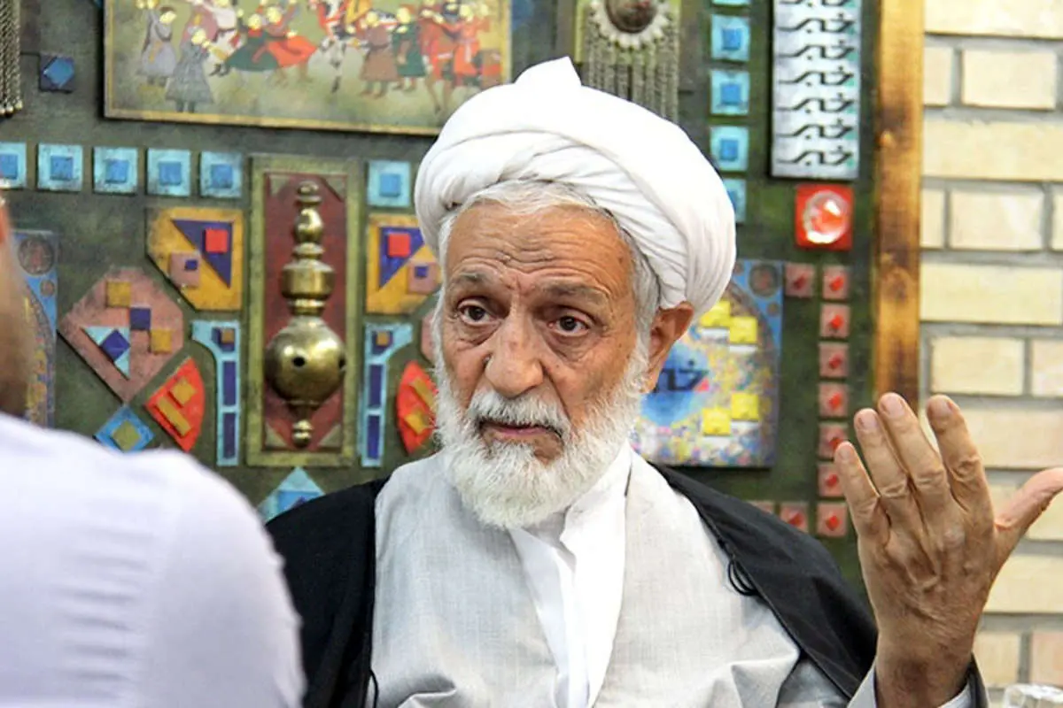 «پوشش مردان فوتبالیست طوری است که خانمها نباید ببینند»