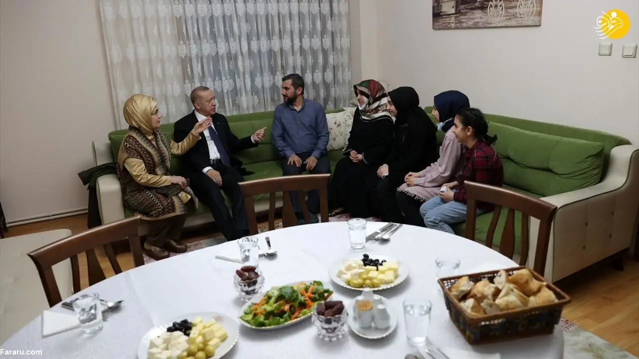 (تصاویر) افطاری اردوغان با همسرش در خانه یک شهروند