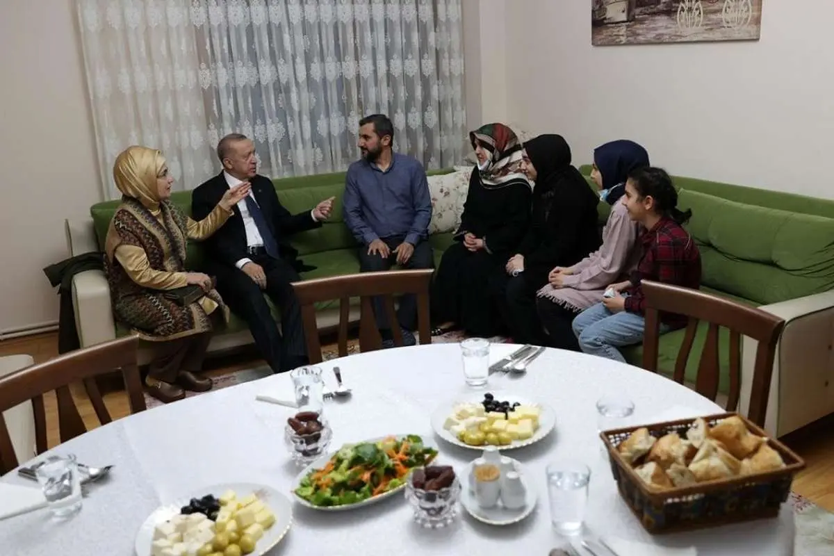 (تصاویر) افطاری اردوغان با همسرش در خانه یک شهروند