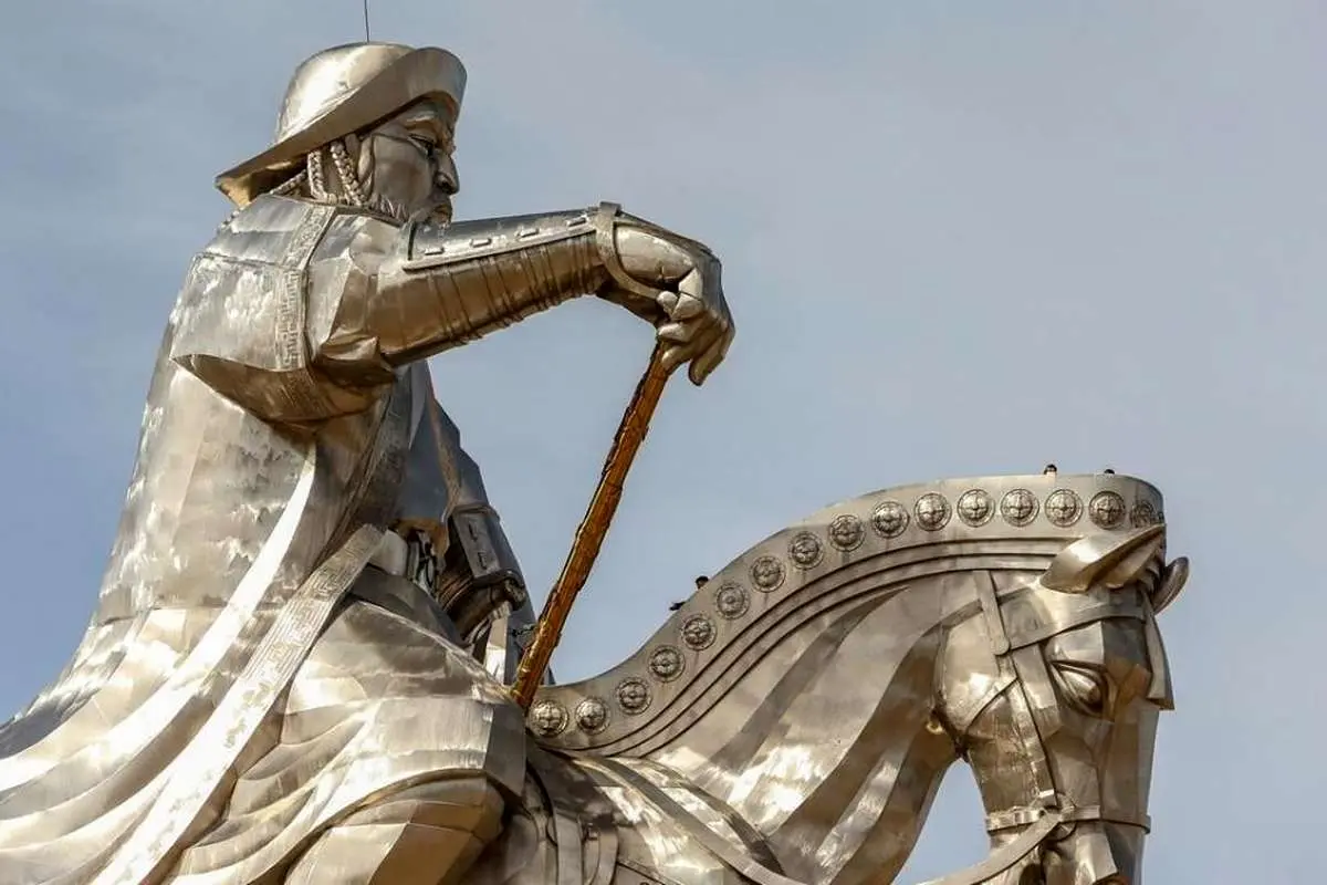 (تصاویر) مجسمه چنگیزخان مغول قطب گردشگری شد