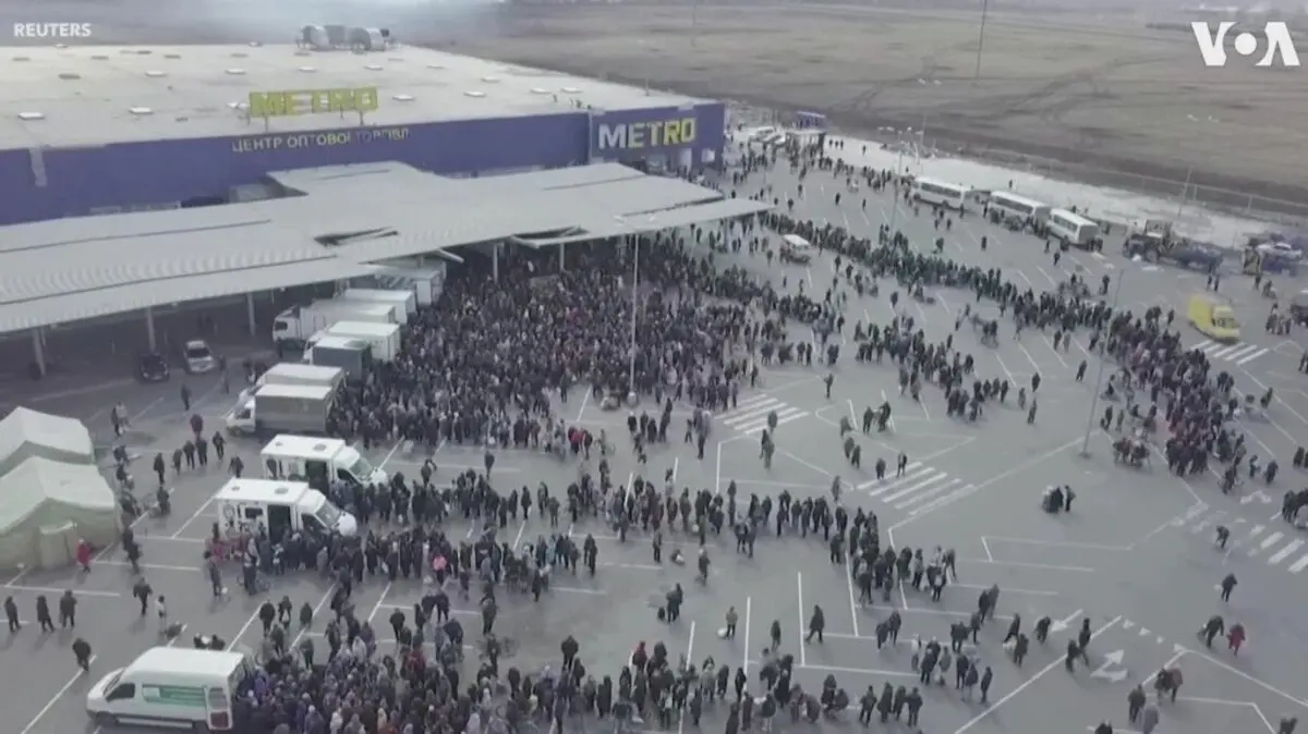 (ویدئو) صف‌های طولانی در ماریوپول برای دریافت کمک