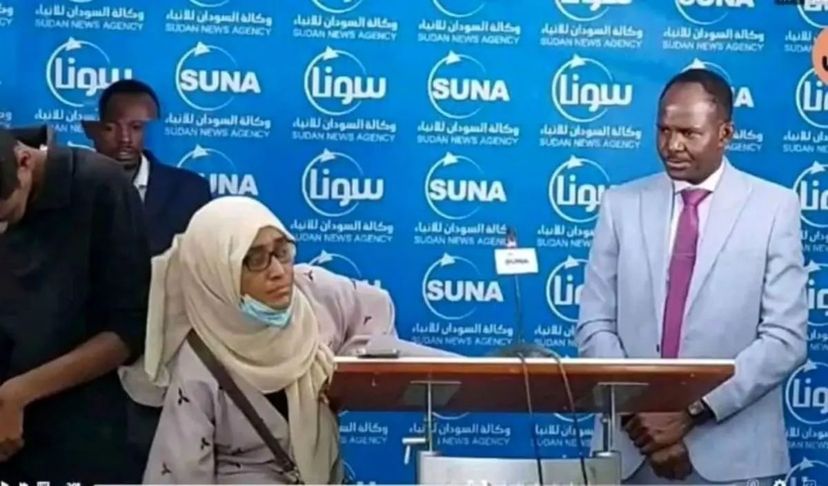 (ویدئو) خبرنگار زن به سمت یک سیاستمدار کفش پرتاب کرد!