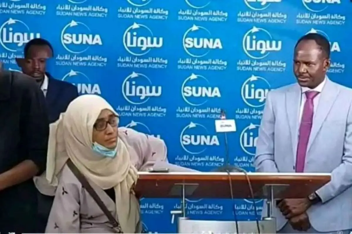 (ویدئو) خبرنگار زن به سمت یک سیاستمدار کفش پرتاب کرد!