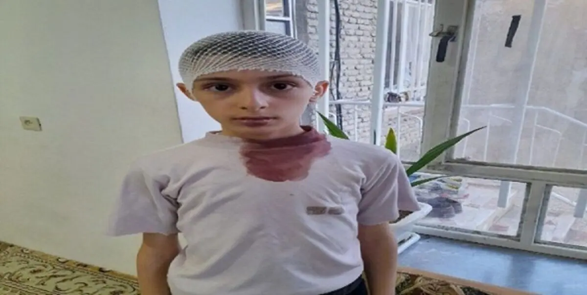 (تصویر) پرتاب تخته پاکن از سوی معلم به سمت یک دانش آموز