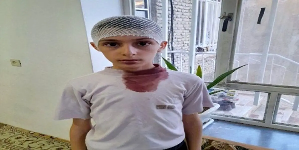 (تصویر) پرتاب تخته پاکن از سوی معلم به سمت یک دانش آموز