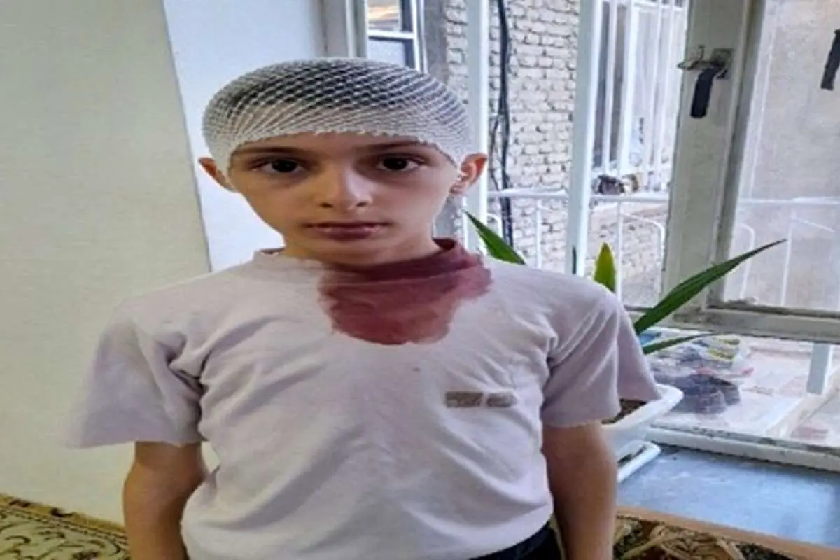 (تصویر) پرتاب تخته پاکن از سوی معلم به سمت یک دانش آموز