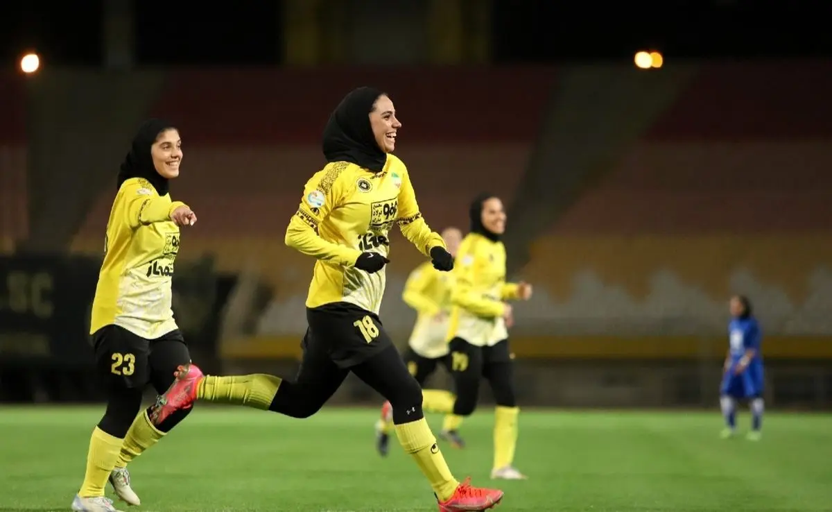 (ویدئو) شادی دختران سپاهانی و سرود قهرمانی
