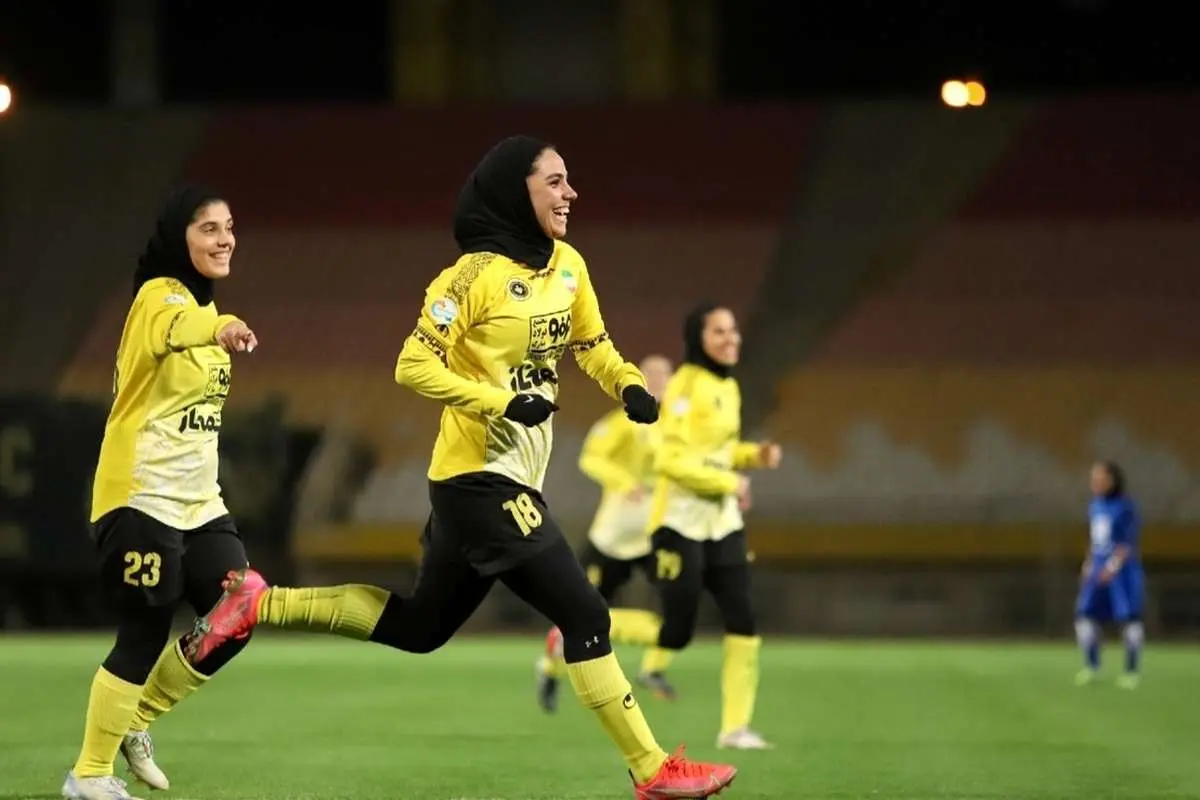 (ویدئو) شادی دختران سپاهانی و سرود قهرمانی