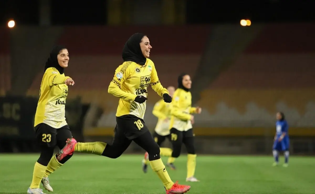 (ویدئو) شادی دختران سپاهانی و سرود قهرمانی