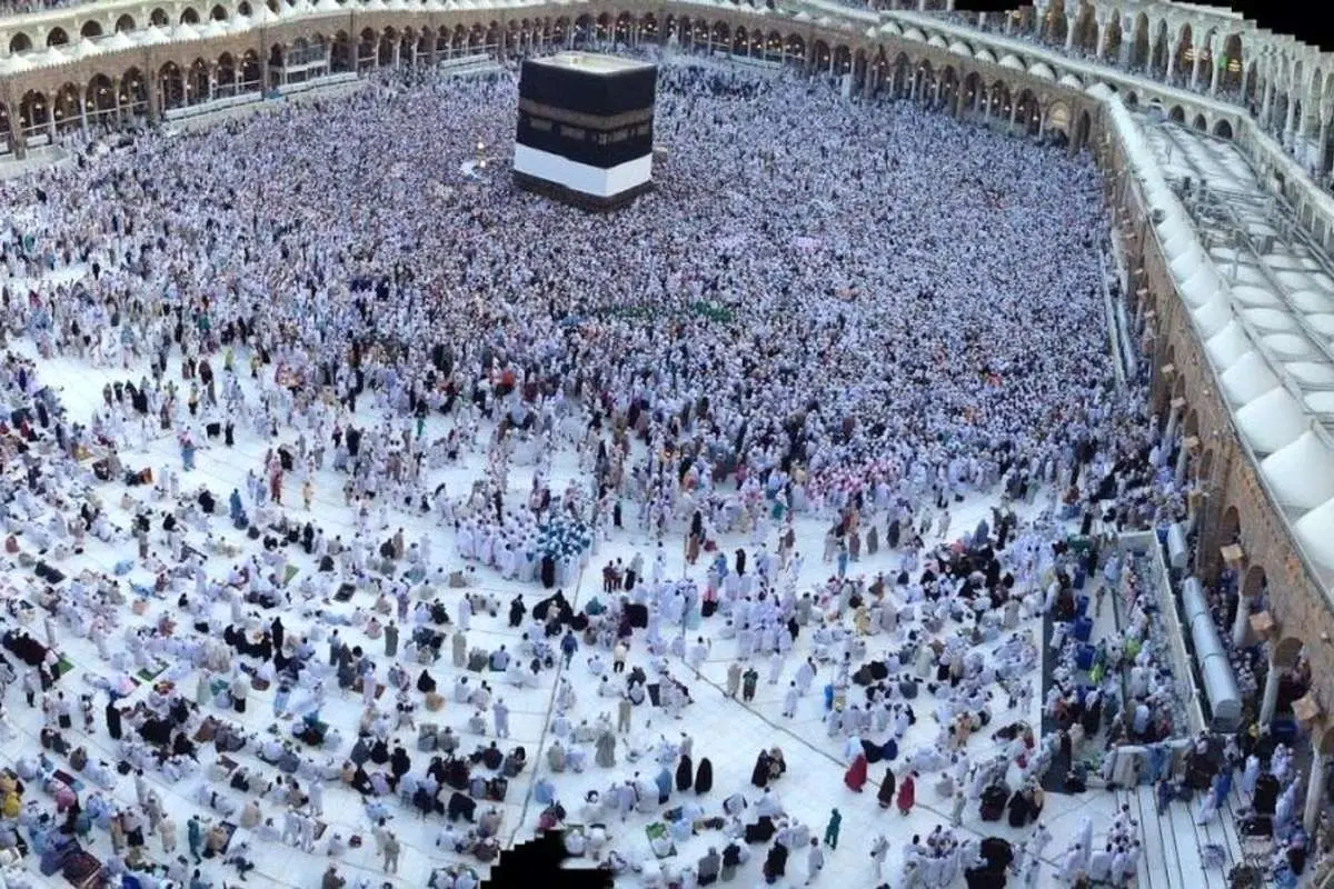 (ویدئو) کتک کاری عجیب زائران در خانه خدا!