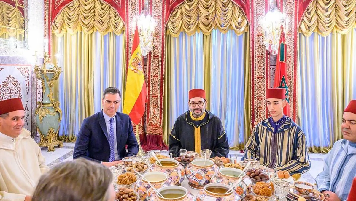 (ویدئو) استقبال پادشاه مراکش از نخست‌وزیر اسپانیا سر سفره افطار