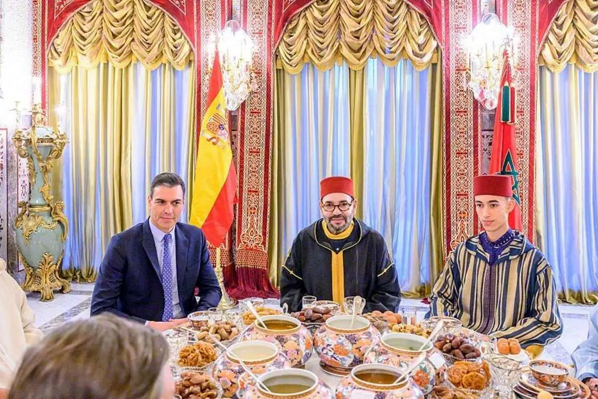 (ویدئو) استقبال پادشاه مراکش از نخستوزیر اسپانیا سر سفره افطار