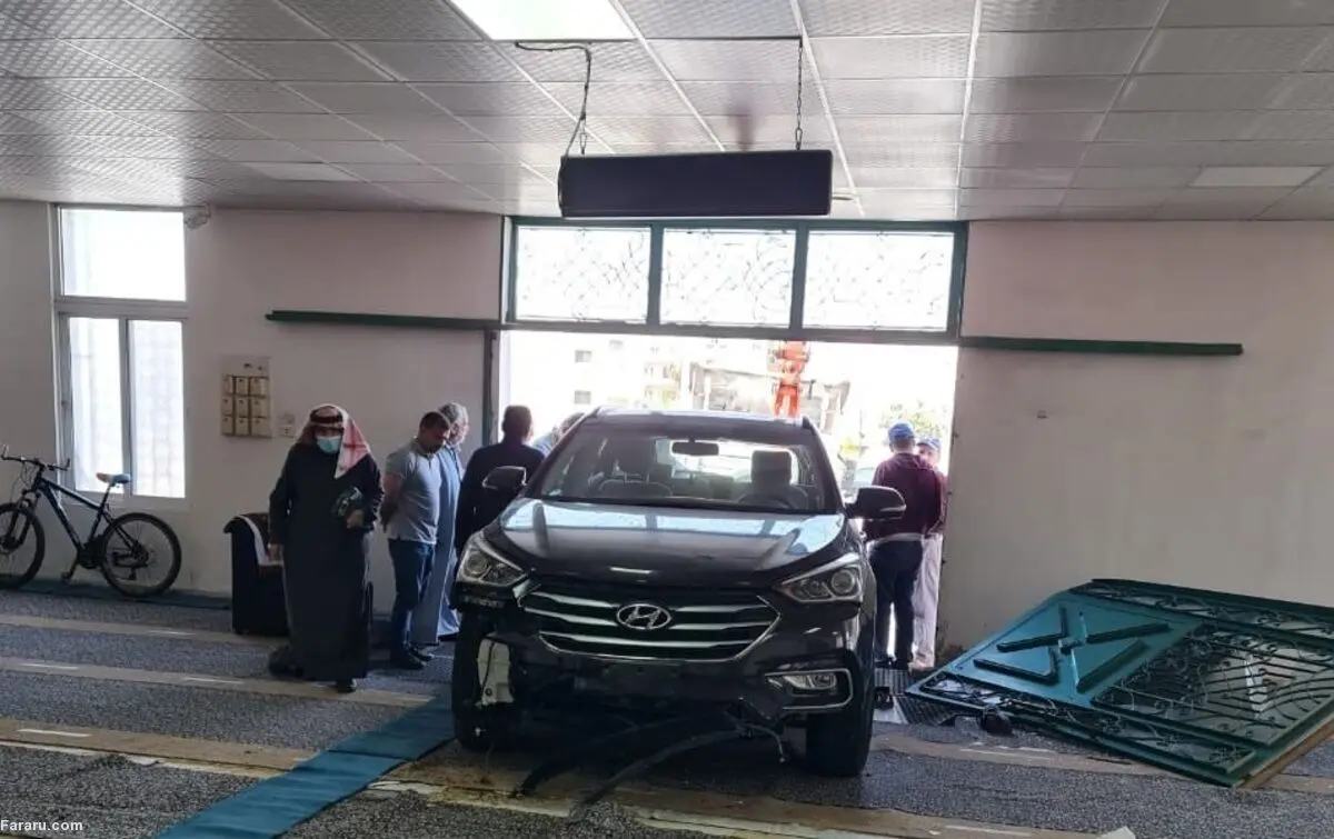 (ویدئو) ورود وحشتناک یک خودرو به داخل مسجد!