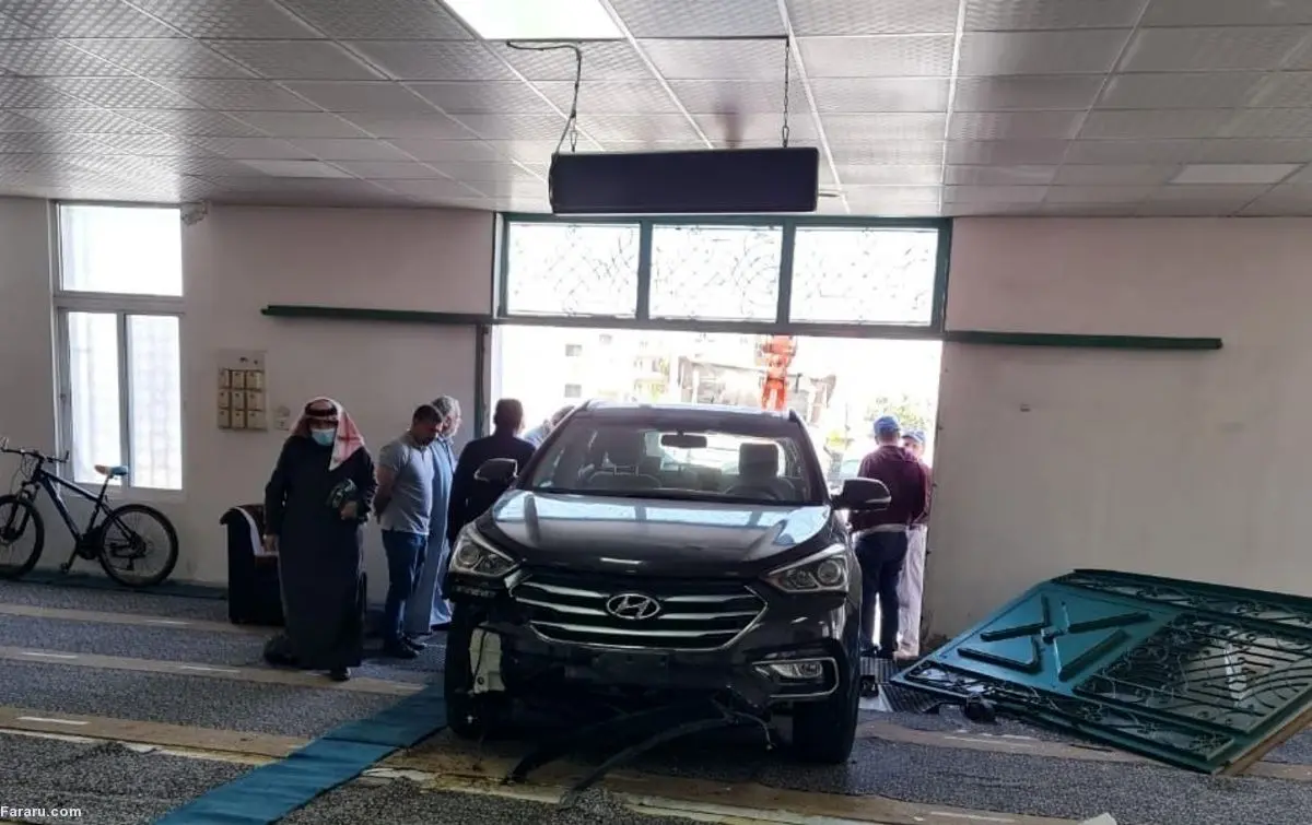 (ویدئو) ورود وحشتناک یک خودرو به داخل مسجد!