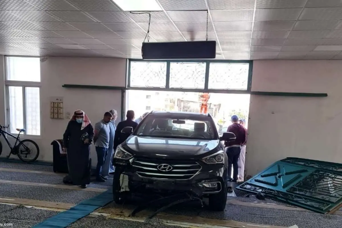 (ویدئو) ورود وحشتناک یک خودرو به داخل مسجد!