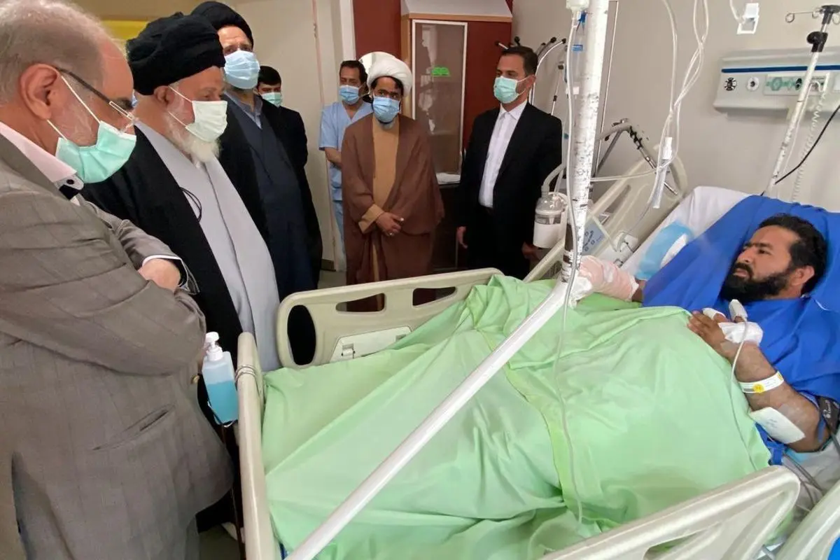 (تصاویر) عیادت علم الهدی از روحانی مجروح حادثه حرم امام رضا(ع)
