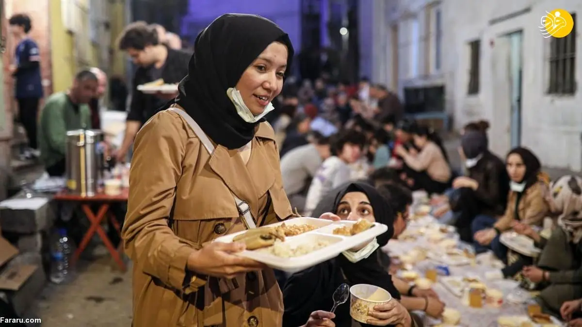 (تصاویر) سفره افطار در خیابان‌های استانبول