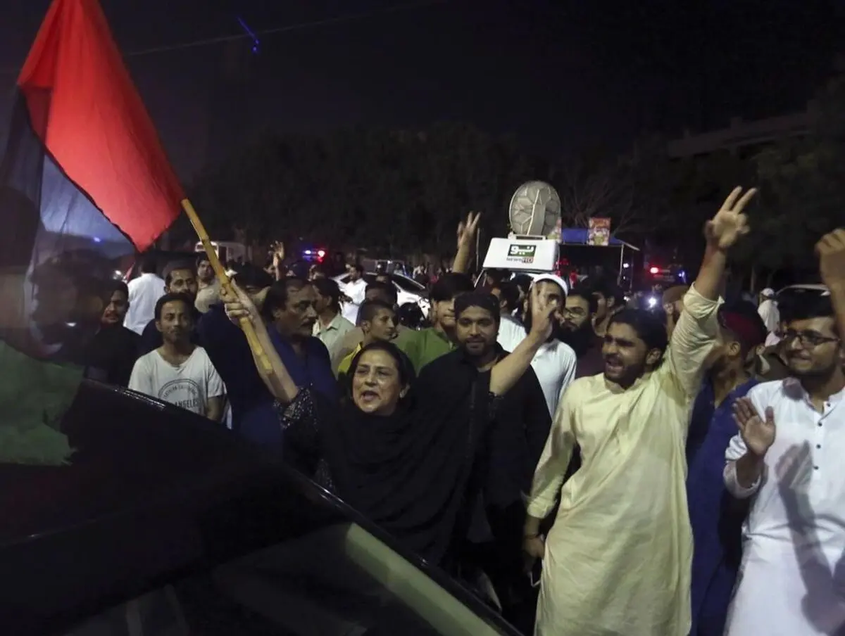 (ویدئو) شادمانی مخالفان عمران خان پس از برکناری از نخست وزیری