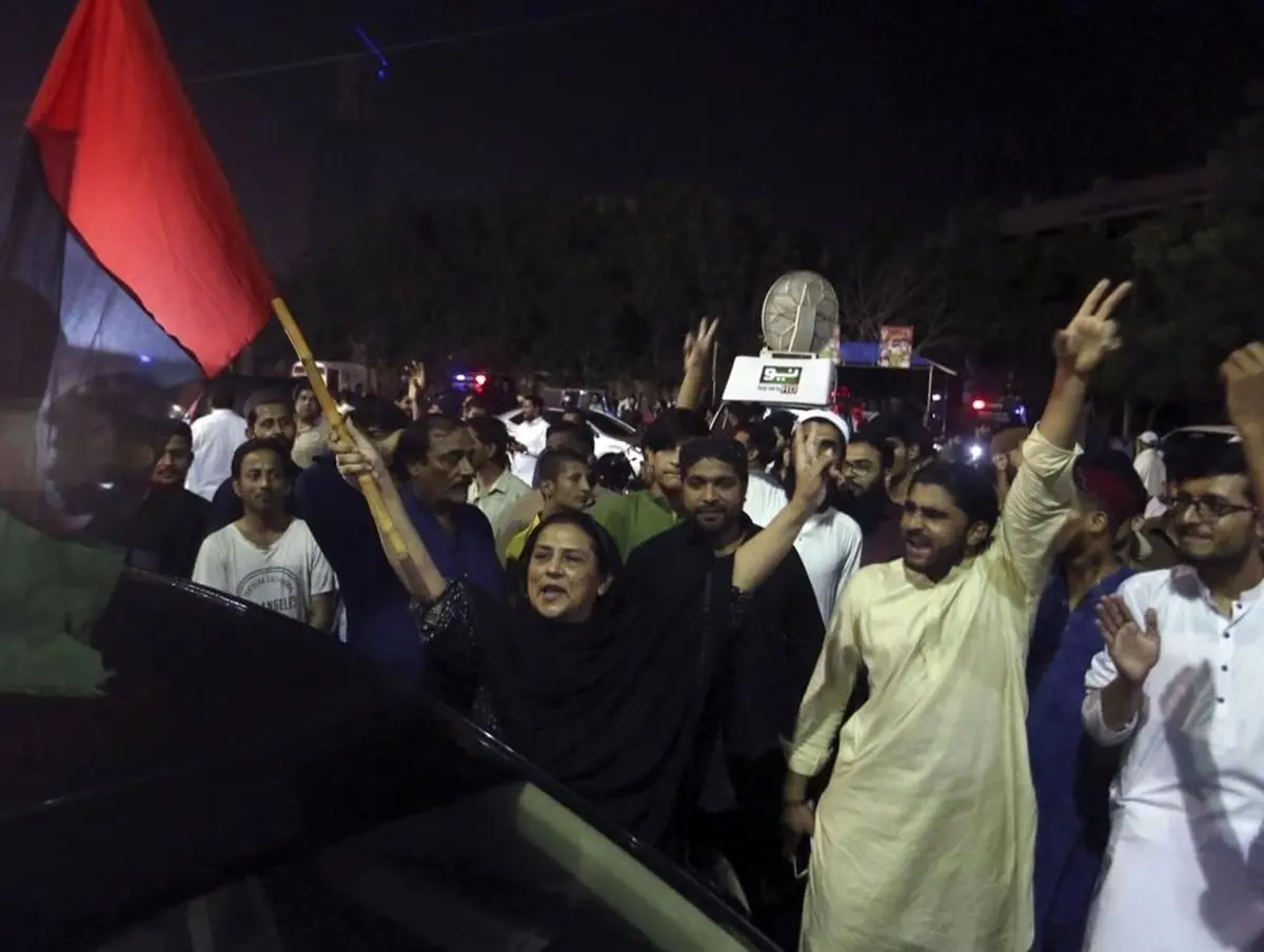 (ویدئو) شادمانی مخالفان عمران خان پس از برکناری از نخست وزیری