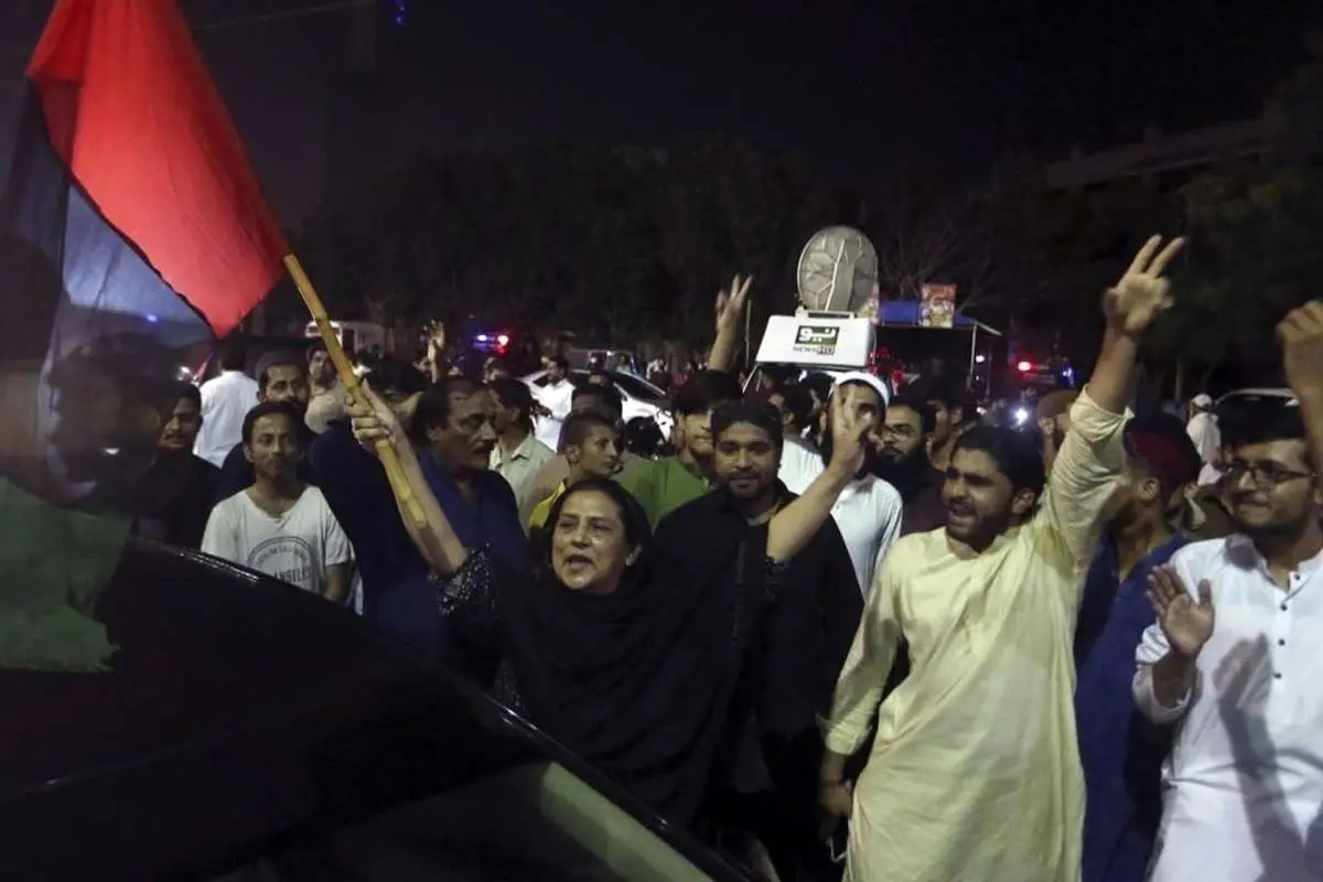 (ویدئو) شادمانی مخالفان عمران خان پس از برکناری از نخست وزیری
