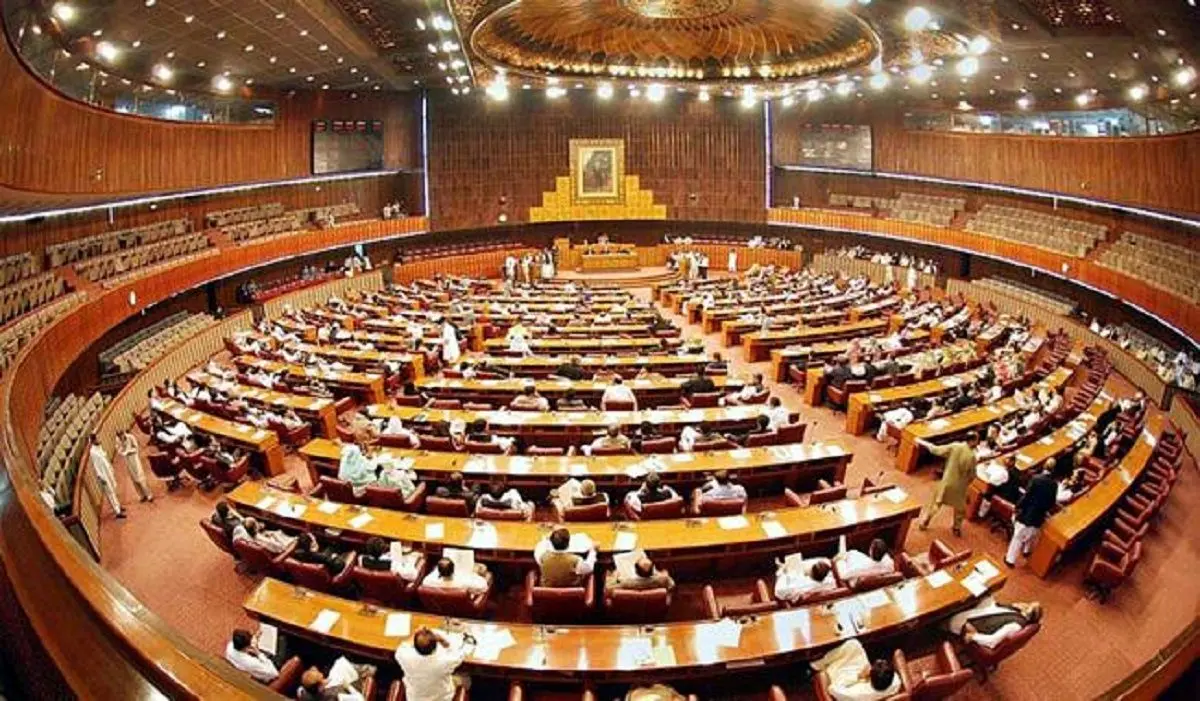 (ویدئو) کتک‌کاری در پارلمان پاکستان بعد از عزل عمران خان
