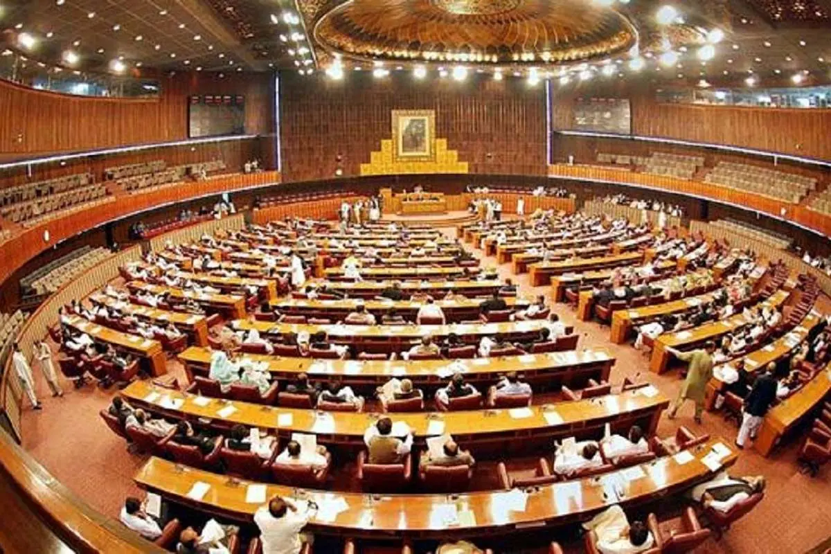 (ویدئو) کتککاری در پارلمان پاکستان بعد از عزل عمران خان