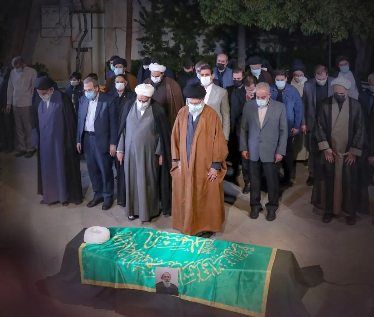 رهبر انقلاب بر پیکر حجت‌‍‌الاسلام‌ ری‌شهری نماز اقامه کردند