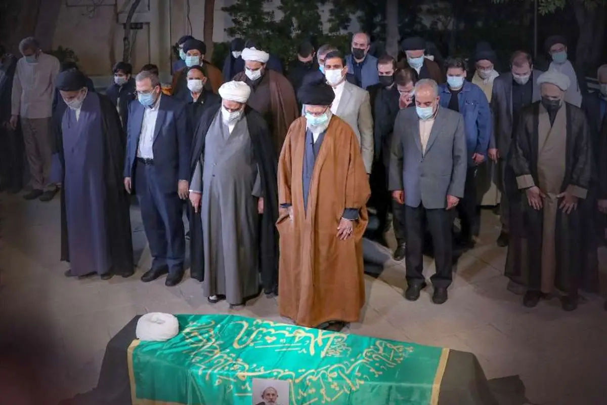 رهبر انقلاب بر پیکر حجتالاسلام ریشهری نماز اقامه کردند
