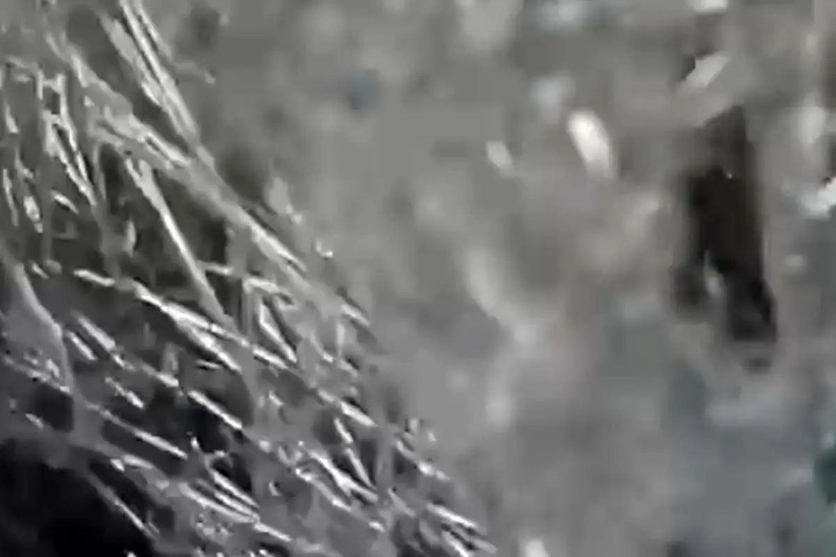 (ویدئو) لحظه برخورد کامیون با چند خودرو در هوای مه آلود