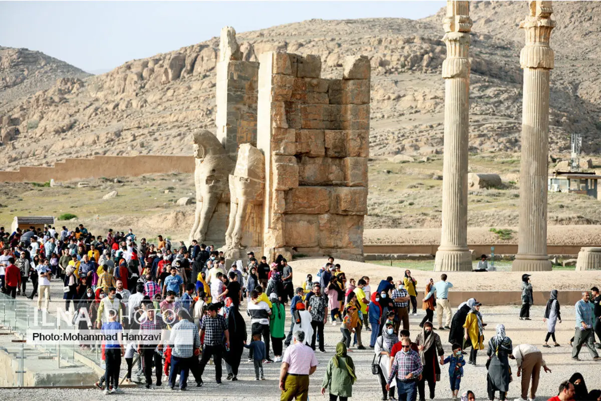(تصاویر) بازدید هزاران مسافر نوروزی از تخت جمشید