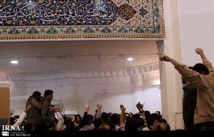ایرنا>حمله حامیان کروبي به غرفه ها+ عکس