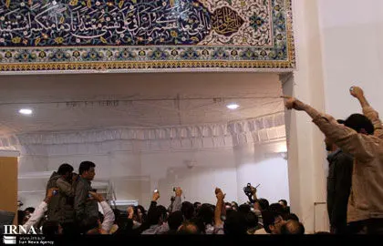 ایرنا>حمله حامیان کروبي به غرفه ها+ عکس