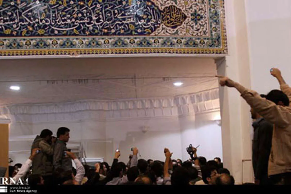 ایرنا>حمله حامیان کروبي به غرفه ها+ عکس